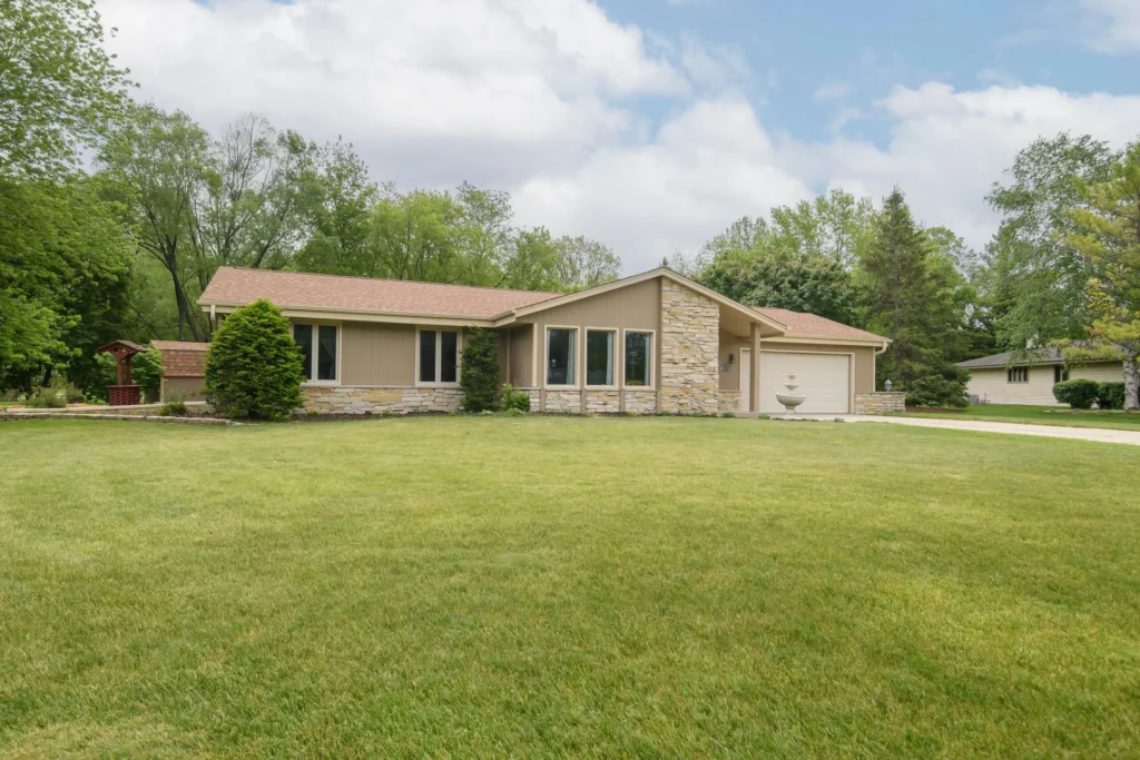 Photo 1 (W164N9918 Robins Way, Germantown, WI 53022)